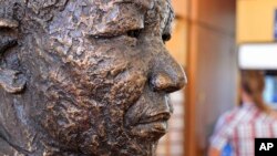 Patung mantan presiden Afrika Selatan, Nelson Mandela di depan pintu masuk pemberangkatan kapal ferry di pelabuhan Robben Island di Cape Town, Afrika Selatan (Foto: dok). Nelson Mandela dikabarkan kembali dirawat di rumah sakit untuk menjalani pengobatan infeksi paru-paru.