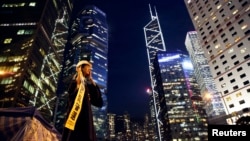 示威者在香港金融中心地區手持"我要真普選"的標語