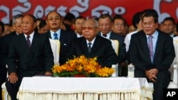 លោក ​ឡេ ហុងអាន់​ សមាជិក​ការិយាល័យ​នយោបាយ​មជ្ឈិមបក្ស​កុម្មុយនិស្ត​វៀតណាម​មក​ទស្សនកិច្ច​កម្ពុជា​ ​ចំ​ពេល​ដែល​គណបក្ស​កាន់​អំណាច​នៃ​ប្រទេស​នេះ​កំពុង​ត្រៀម​រៀបចំ​​មេដឹកនាំ​ថ្មី​ដោយសារ​​មរណភាព​របស់​ប្រធាន​បក្ស។ ​​​