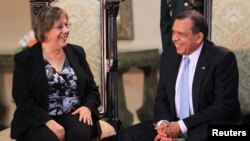 La embadora de Estados Unidos en Honduras, Lisa Kibiske conversa con el presidente Porfirio Lobo, en Tegucigalpa.