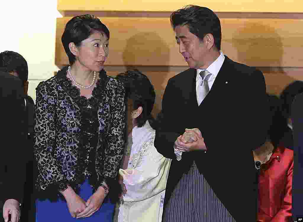 Perdana Menteri Jepang Shinzo Abe dan Menteri Perdagangan Yuko Obuchi yang baru ditunjuk sebelum foto bersama menyusul pertemuan kabinet pertama di kediaman resmi perdana menteri di Tokyo (3/9). (AP/Eugene Hoshiko)