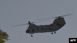 Un helicóptero militar estadounidense sobrevuela cerca de la embajada de Estados Unidos en Kabul, Afganistán, el 15 de agosto de 2021.