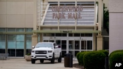Fachada del centro comercial Greenwood Park en Greenwood, EEUU, el 18 de julio de 2022, un día después del tiroteo en el que tres personas resultaron asesinadas.