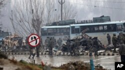 در حملۀ انتحاری ۱۴ فبروری بر بس حامل شبه نظامیان پولیس هند کم از کم ۴۰ نفر کشته شدند