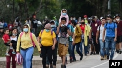 資料照片：移民隊伍從洪都拉斯前往危地馬拉邊境，準備步行前往美國。(2021年1月15日)