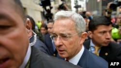 ARCHIVO - El expresidente colombiano (2002-2010) y senador Álvaro Uribe llega al Palacio de Justicia para una audiencia ante la Corte Suprema de Justicia en un caso sobre manipulación de testigos en Bogotá, Colombia, el 8 de octubre de 2019.
