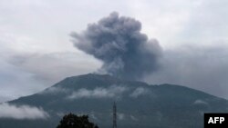 Una nube de ceniza volcánica asciende del volcán Marapi, en Indonesia, el 4 de diiciembre de 2023.