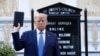 Presiden Donald Trump memegang Injil saat mengunjungi Gereja St. John di seberang Taman Lafayette dari Gedung Putih, Senin, 1 Juni 2020. (Foto: AP)