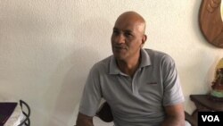 Arube Pérez, un expolicia condenado a más de 17 años de cárcel por dos de las muertes durante el golpe de Estado contra el fallecido expresidente venezolano Hugo Chávez, habla con la prensa en Caracas, el 17 de febrero de 2021. [Foto: VOA/Álvaro Algarra]