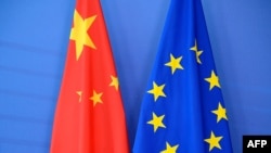 在布鲁塞尔欧盟委员会总部举行的欧盟-中国峰会上，中国国旗（左）悬挂在欧盟国旗旁（2015年6月29日）。
