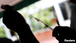Un trabajador de la salud prepara una dosis de la vacuna Sinopharm contra la enfermedad del coronavirus (COVID-19) como parte de una campaña de vacunación para adolescentes, en Caracas. Octubre 27, 2021.

