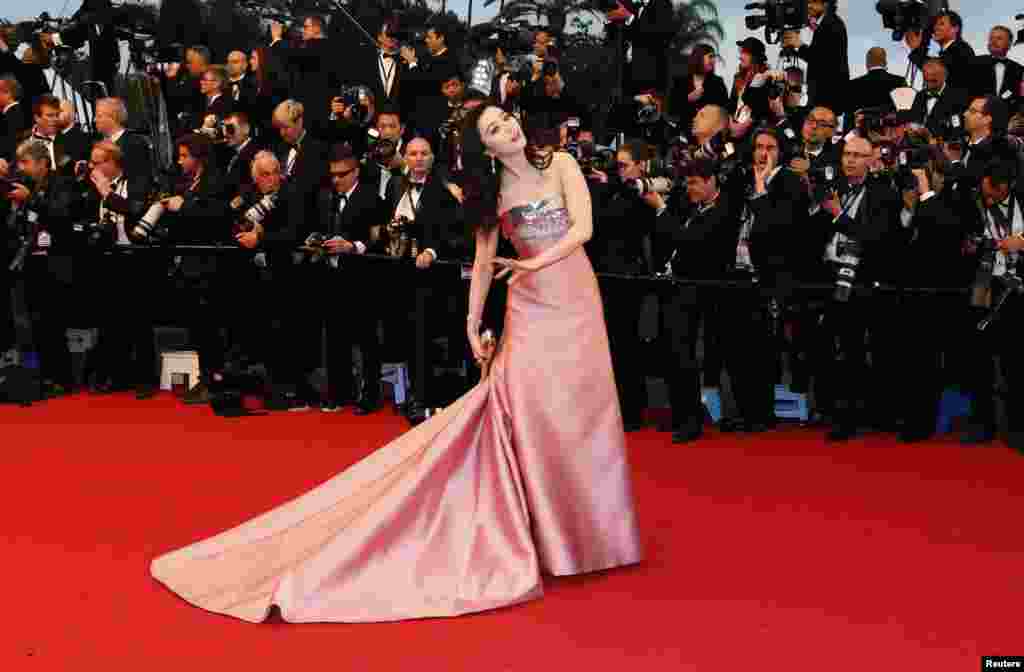 Aktris China Fan Bing Bing berpose di karpet merah saat tiba di tempat pemutaran film 'The Great Gatsby' dan upacara pembukaan festival film Cannes yang berlangsung dari 15 Mei sampai 26 Mei. 