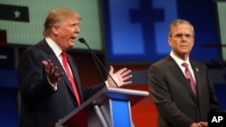 Donald Trump y Jeb Bush comparten el esecenario durante el primer debate entre aspirantes presidenciales republicanos en Cleveland, a principios de mes.