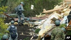 Rescatistas continúan el viernes en la búsqueda de sobrevivientes entre las casas destruidas por el fuerte sismo que remeció la isla Hokkaido al extremo norte de Japón.