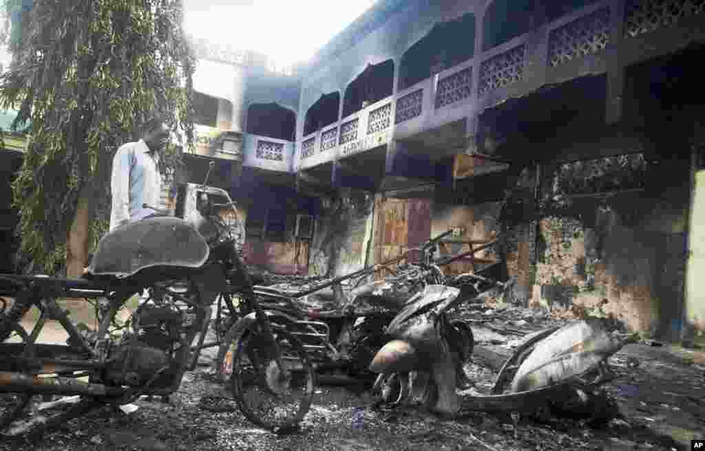 Suasana di kota Mpeketoni, Kenya setelah serangan oleh militan al-Shabab yang menewaskan sedikitnya 48 orang.