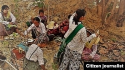 ကနီ စစ်ဘေးရှောင်ပြည်သူများ တောတွင်း တနေရာမှာ ခေတ္တ နားခိုစဉ်။ 