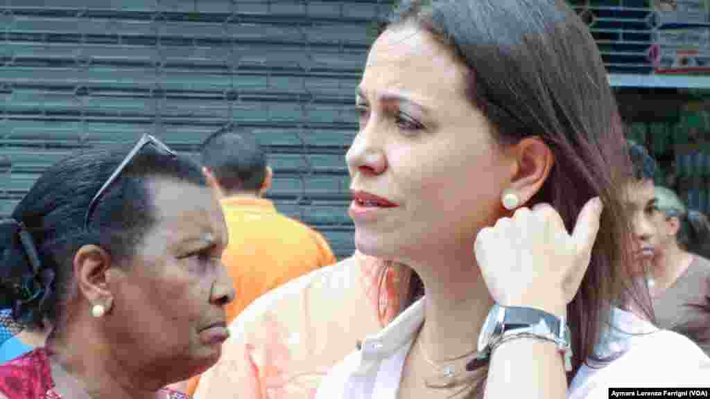 La diputada depuesta María Corina Machado espera para ingresar al Palacio de Justicia y acompañar a López en la sexta audiencia de juicio.