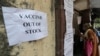 Catatan tentang tidak tersedianya vaksin COVID-19 terlihat ditempel di dinding situs vaksinasi di Mumbai, India, 8 April 2021. (Foto: AP)
