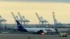 一架联邦快递(FedEx)波音767货机3月1日遭遇鸟击单侧发动机起火。