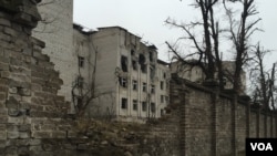 Bangunan yang rusak akibat pertempuran di Donetsk, Ukraina timur.