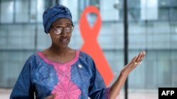 La directora ejecutiva de ONUSIDA, Winnie Byanyima, responde en Ginebra a preguntas de periodistas, el 3 de julio de 2020.