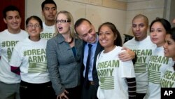 El congresista demócrata Luis Gutiérrez apoya la propuesta legislativa del congresista Jeff Denham, de California, de ofrecer ciudadanía a inmigrantes indocumentados que sirvan en las fuerzas armadas.