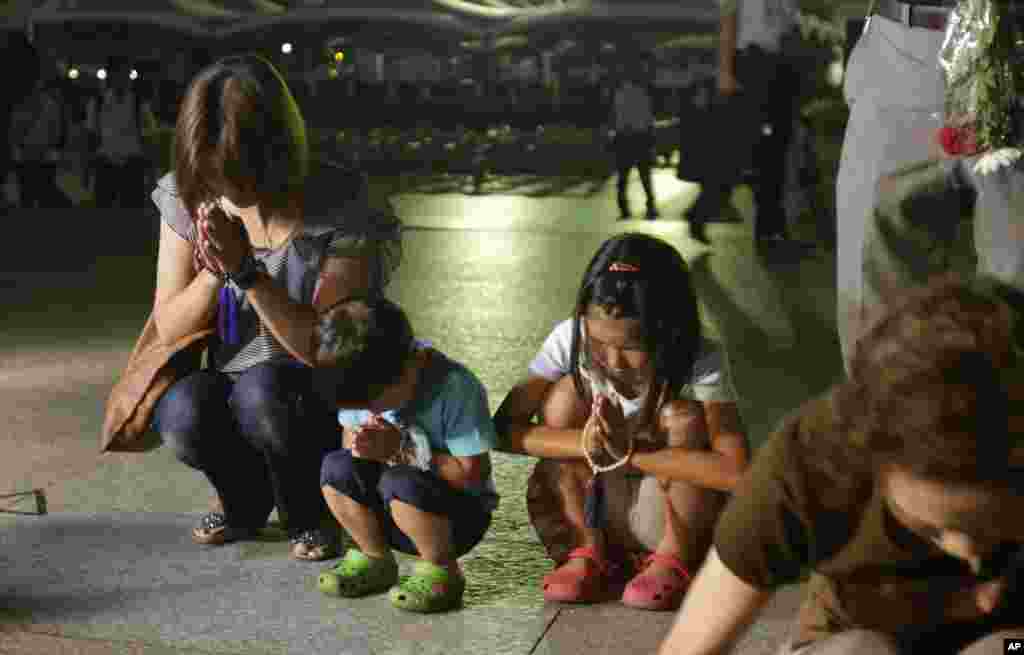 Warga berdoa bagi para korban serangan bom atom di Hiroshima Peace Memorial Park (6/8). (AP/Shizuo Kambayashi)