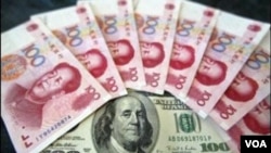 Tiongkok dicurigai dengan sengaja menurunkan nilai mata uang Yuan terhadap dolar AS.