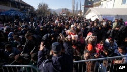 Polisi Serbia mencoba mengatur antrean para migran untuk mendaftar di sebuah pusat pengungsi di Kota Presevo, di sebelah selatan Serbia, 16 November 2015.
