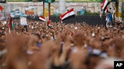 Pendukung pemerintah Yaman menyerukan slogan setelah sholat Jumat dalam protes menentang pemberontak Syiah al-Houthi di Sanaa, Yaman, 5 September 2014.