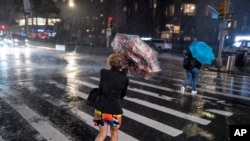 Los peatones se refugian cerca de Columbus Circle en Nueva York, el 1 de septiembre de 2021.