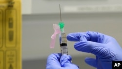Laboratorios de varios países están en la carrera por producir una vacuna eficaz y segura contra el coronavirus.