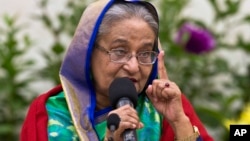 Perdana Menteri Bangladesh Sheikh Hasina yang terpilih kembali berbicara kepada para wartawan di Dhaka, Bangladesh, 31 Desember 2018.
