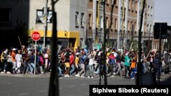 Waandamanaji Afrika kusini wakiandamana ,mtaani kufuatia kufungwa kwa rais wa zamani wa nchi hiyo Jacob Zuma. July 11, 2021. REUTERS/Sumaya Hisham