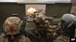 烏克蘭士兵在巴赫穆特附近的前沿陣地想俄軍開火。（2023年3月18日）