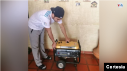 Ángel Fernández Suárez, contó a la Voz de América que su planta generadora de 4.400 vatios no le sirve en este momento por la falta de gasolina en el país petrolero.