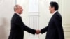 ​​លោក​​ Putin ​និង​លោក​ ​Abe ​និយាយ​ទៅ​កាន់​ក្រុម​អាកាស​យានិក​ពី​វិមាន​ក្រឹមឡាំង