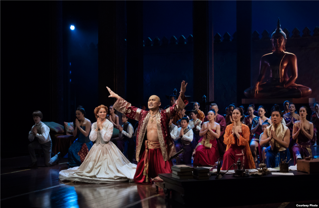 The king’s many wives and children in a scene from "The King and I." (Paul Kolnik)