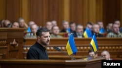 Presiden Ukraina Volodymyr Zelenskyy berbicara kepada anggota parlemen saat ia menyampaikan apa yang disebut 'Rencana Kemenangan' selama sesi parlemen, di tengah serangan Rusia terhadap Ukraina, di Kyiv, 16 Oktober 2024.