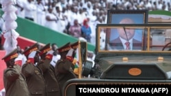 Jeneza la Hayati Pierre Nkurunziza wakati wa hafla ya mazishi iliyofanyika katika mji wa Gitega, ulio katikati mwa mwa Burundi.