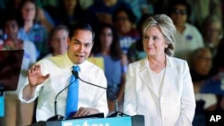Hillary Clinton con el secretario de Vivienda y Desarrollo Urbano Julián Castro, cuyo nombre se rumora está siendo considerado como potencial candidato a la vicepresidencia en la boleta demócrata.