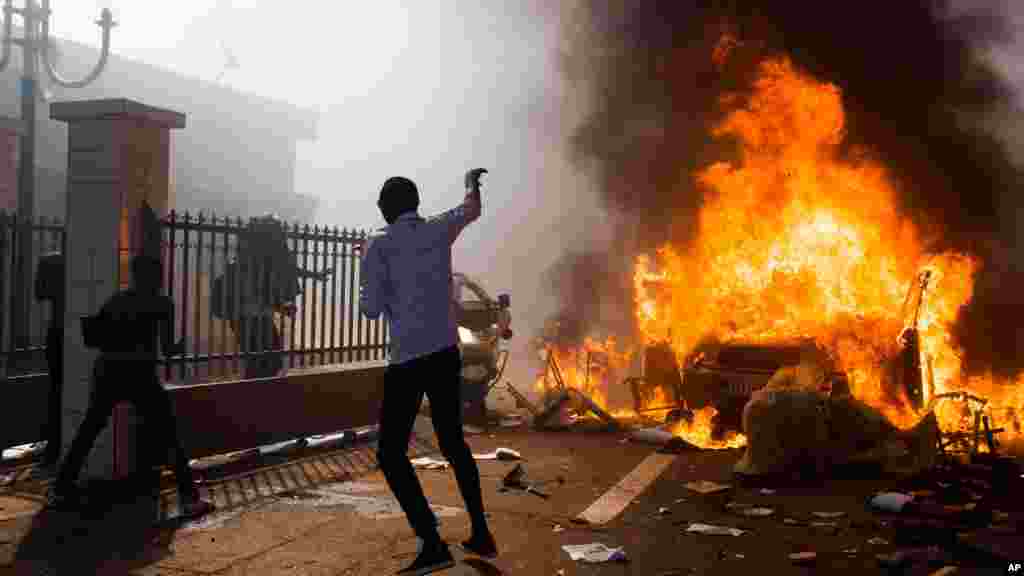 G'arbiy Afrikadagi davlat, Burkina Fasoda prezident Bleyz Kompraore 27 yillik boshqaruvdan keyin ishdan ketdi. Mamlakatda o'n minglab odamlar namoyishga chiqib, rahbarning iste'fosini talab qilayotgan edi.