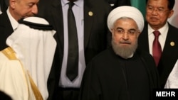 برخورد حسن روحانی رئیس جمهوری ایران و ملک سلمان پادشاه عربستان در حاشیه نشست سران سازمان همکاری اسلامی در استانبول ترکیه - ۲۶ فروردین ۱۳۹۵