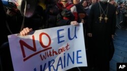На саміті 14-15 грудня у Брюсселі країни-члени ЄС вирішуватимуть подальшу долю євроінтеграційного процесу для України, а також її фінансової підтримки. AP Photo/Efrem Lukatsky
