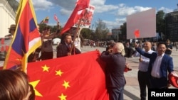 在波羅的海國家立陶宛首都維爾紐斯，支持與反對香港民主示威的兩派人展開辯論。（2019年8月23日） 