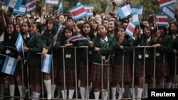 Escolares ondean banderas de los países centroamericanos, durante una reunión del SICA, en Guatemala, en marzo de 2012.