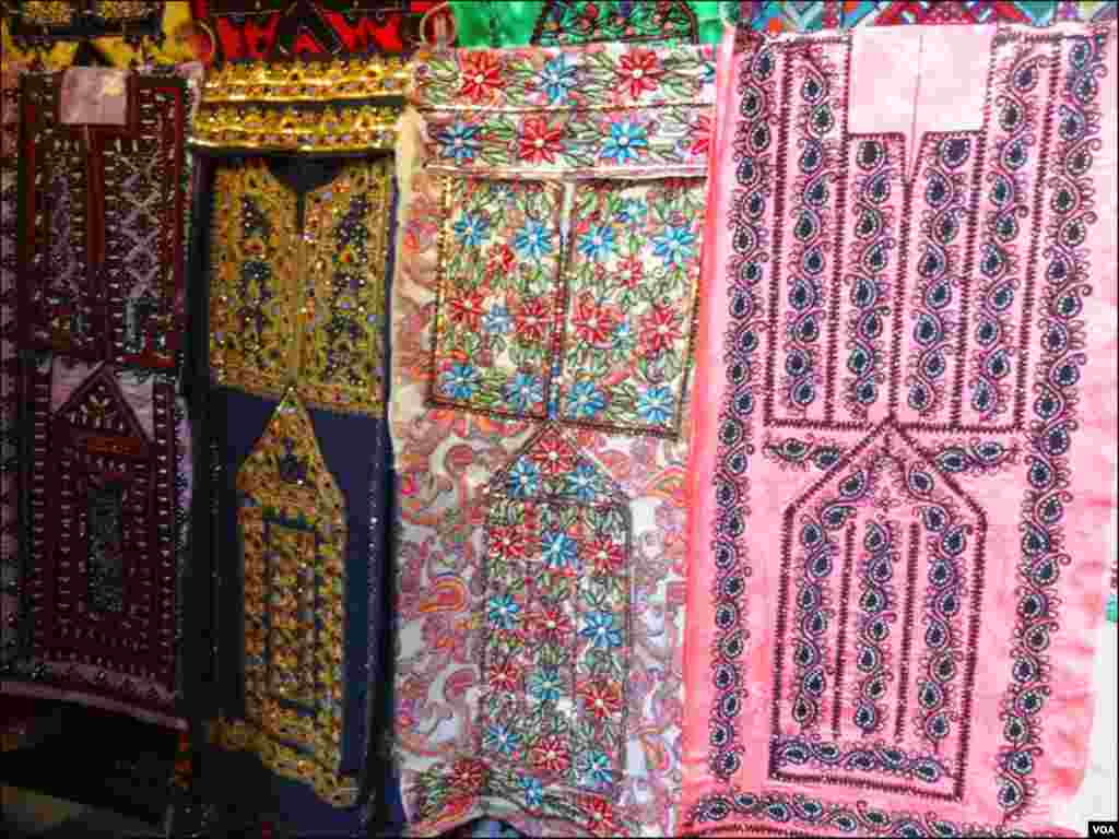 بلوچی قبائلی خواتین آج بھی شیشے کی کڑھائی والے ملبوسات زیب تن کرتی ہیں