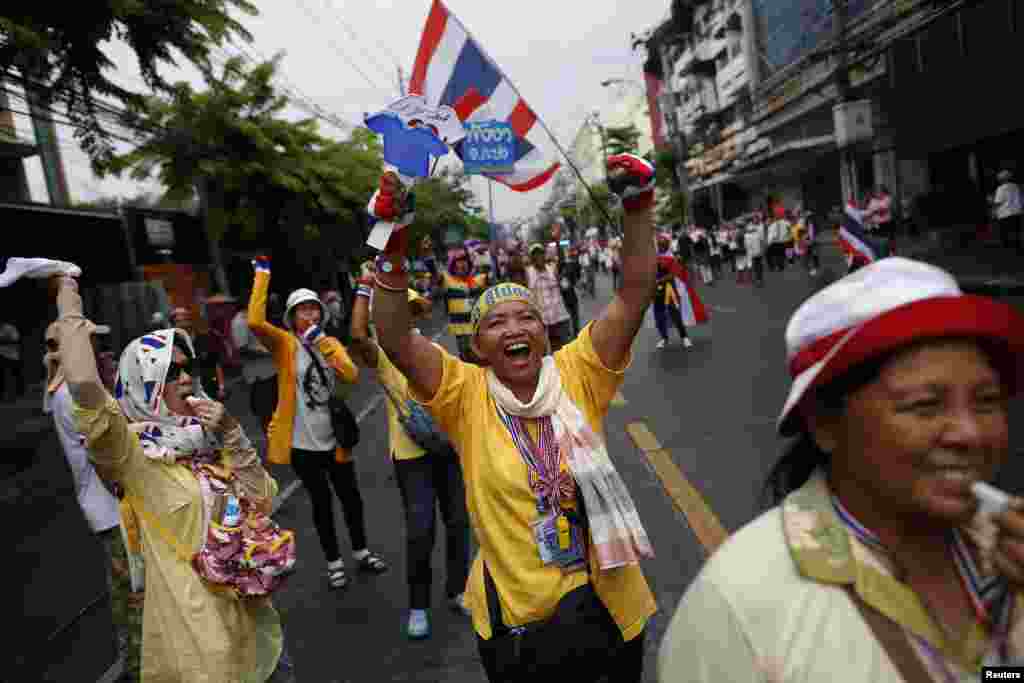 Tailandda namoyishchilar Bosh vazir Yinglak Shinavatraning aybdor deb topilishi haqidagi sud hukmini olqishlar bilan kutib oldi, Bangkok, 7-may, 2014-yil.