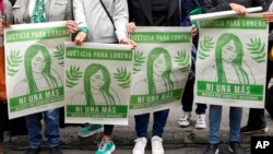 Activistas por el derecho al aborto sostienen carteles frente a la Corte Constitucional, donde los jueces examinaban una demanda que busca despenalizar la interrupción del embarazo, el jueves 20 de enero de 2022, en Bogotá, Colombia.