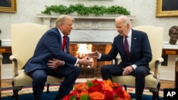 Presidente eleito, Donald Trump, e Presidente Joe Biden cumprimentam-se no Salão Oval da Casa Branca em Washington, 13 novembro 2024